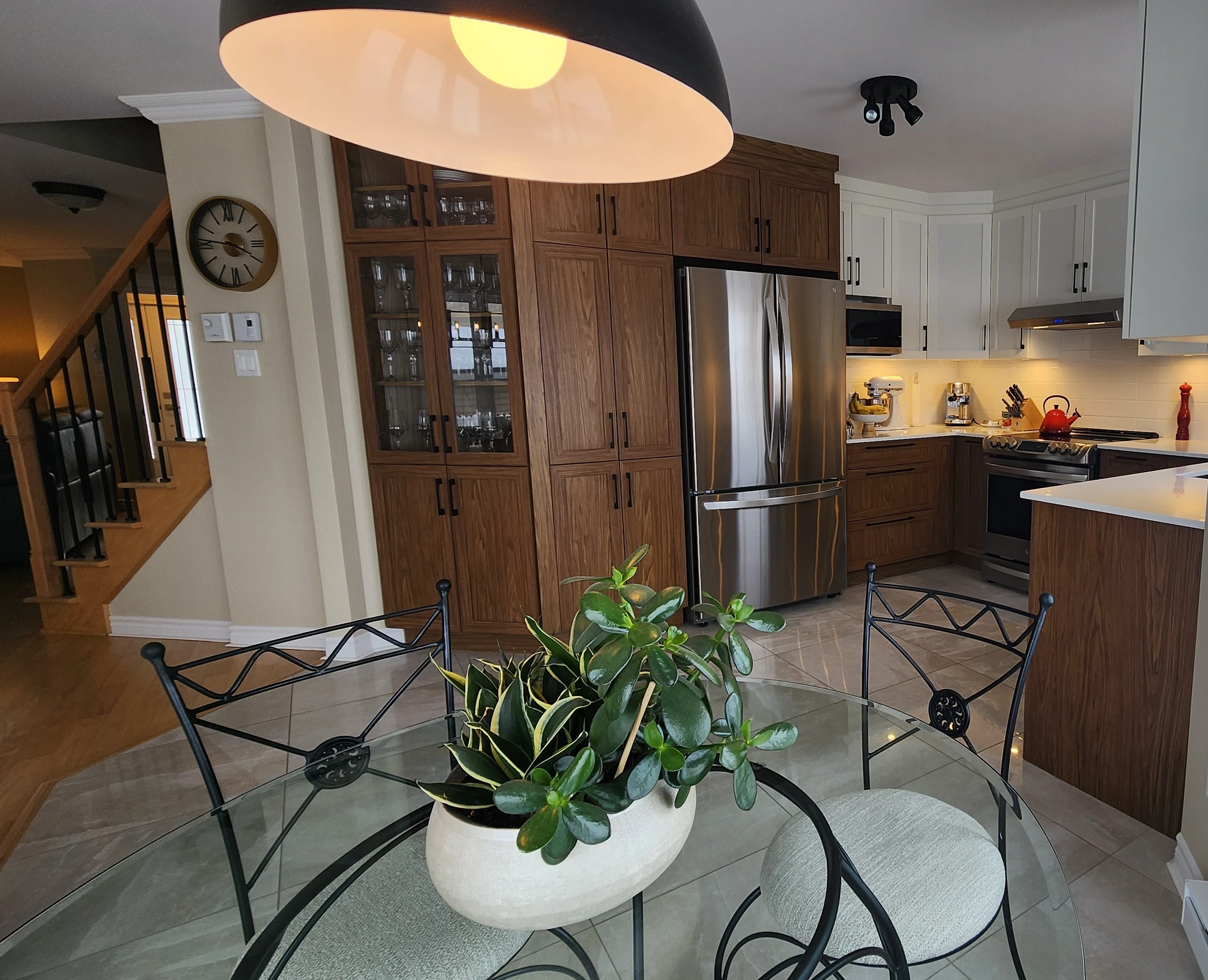 Cuisine bois et verre — rénovation à Laval